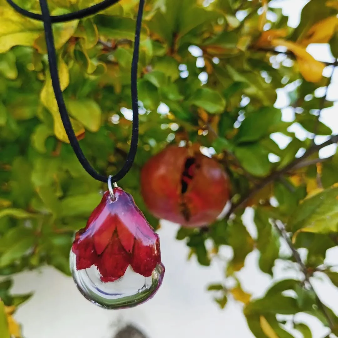 Joyas de resina y plantas