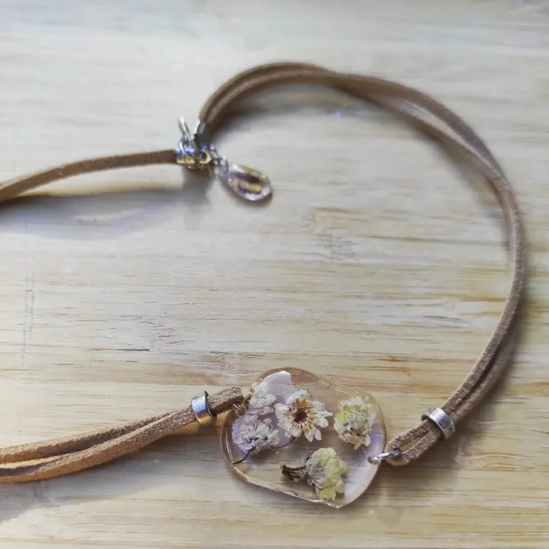Joyas de resina y plantas